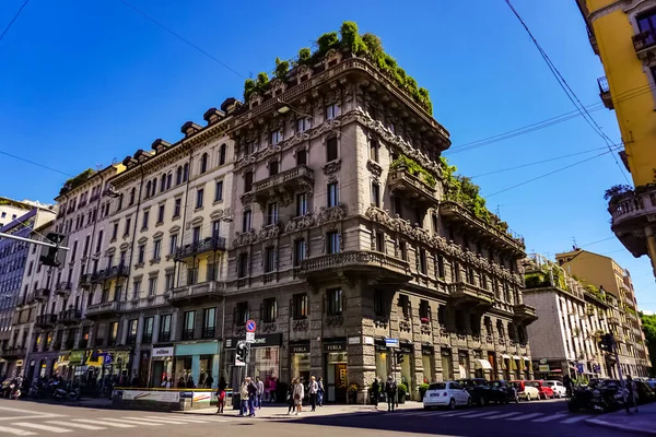 Milano Strada Panoramica Con Tram Pedoni Auto Una Giornata Sole — Foto Stock