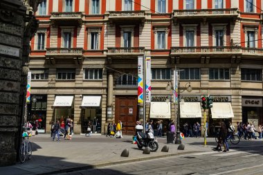 Milan, İtalya 'da güneşli bir günde Milan tramvayı, yayalar ve arabalarla dolu bir panorama.