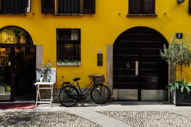 Milan, İtalya 'da güneşli bir günde Milan tramvayı, yayalar ve arabalarla dolu bir panorama.