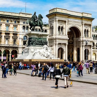 İkinci Victor Emmanuel heykeli İtalya 'nın Milano kentinde Vittorio Emanuele galerisi (Galleria Vittorio Emanuele II) ile Piazza del Duomo meydanında at sırtında dikilmektedir..