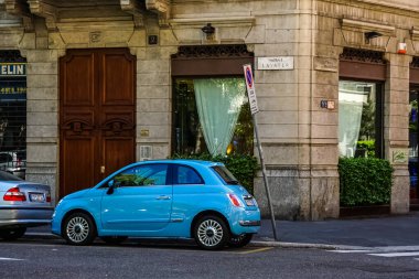 Milan, İtalya 'da güneşli bir günde Milan tramvayı, yayalar ve arabalarla dolu bir panorama.