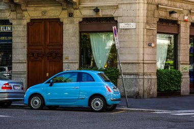 Milan, İtalya 'da güneşli bir günde Milan tramvayı, yayalar ve arabalarla dolu bir panorama.