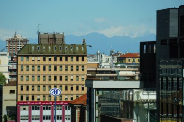 Milan, İtalya 'da güneşli bir günde Milan tramvayı, yayalar ve arabalarla dolu bir panorama.