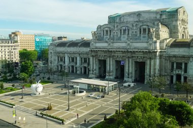 Milan, İtalya 'da güneşli bir günde Milan tramvayı, yayalar ve arabalarla dolu bir panorama.
