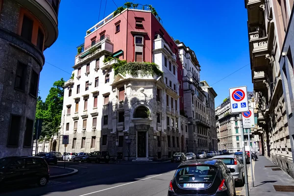 Milano Street Panorama Med Milano Spårvagnar Fotgängare Och Bilar Solig — Stockfoto