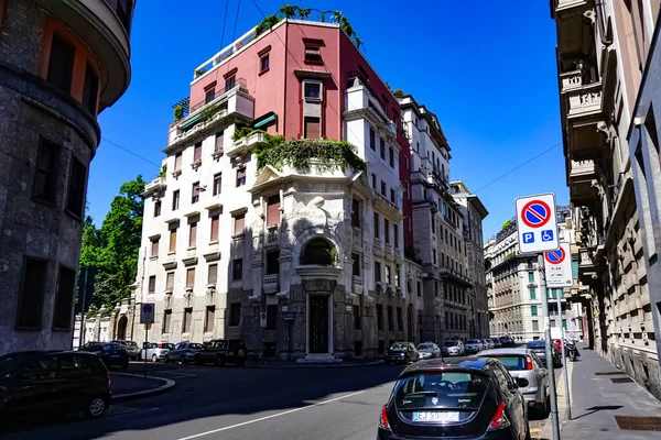 Panorama Rua Milão Com Bondes Pedestres Carros Milão Dia Ensolarado — Fotografia de Stock