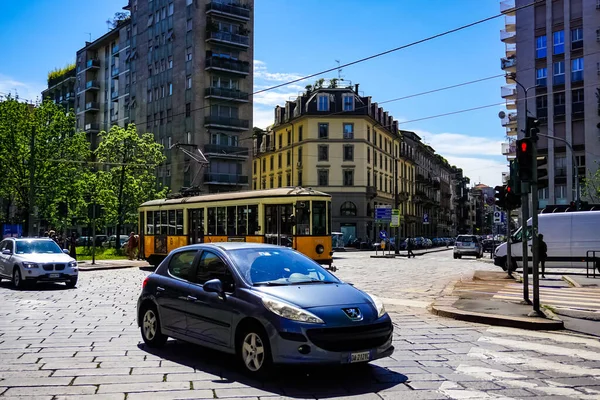 Milano Strada Panoramica Con Tram Pedoni Auto Una Giornata Sole — Foto Stock