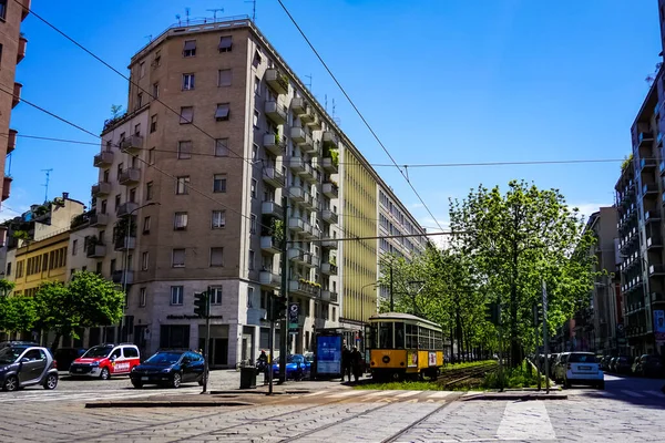 Mediolan Panorama Ulicy Mediolanu Tramwajów Pieszych Samochodów Słoneczny Dzień Mediolanie — Zdjęcie stockowe