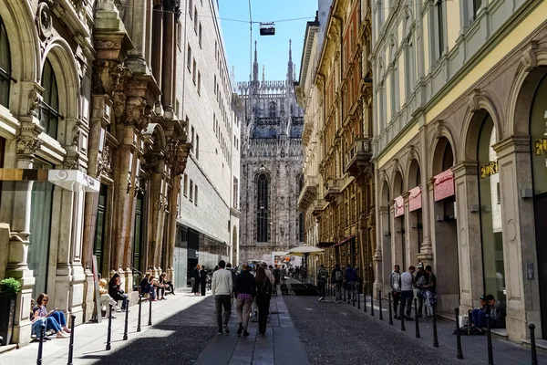 Milan Street Panorama Con Tranvías Milán Peatones Coches Día Soleado — Foto de Stock