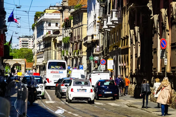 Panorama Rua Milão Com Bondes Pedestres Carros Milão Dia Ensolarado — Fotografia de Stock