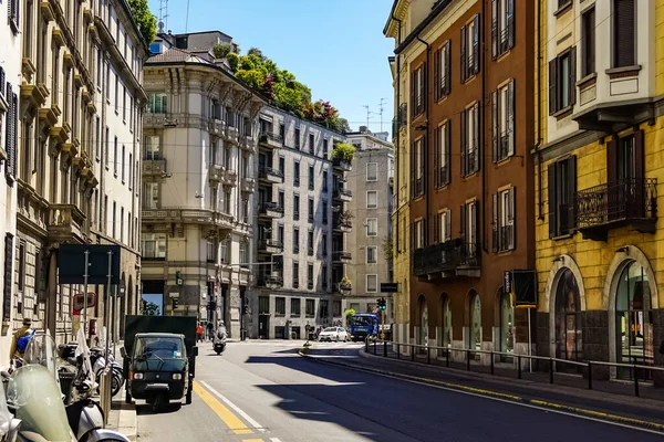 Milão Rua Panorama Com Bondes Milão Pedestres Carros Dia Ensolarado — Fotografia de Stock