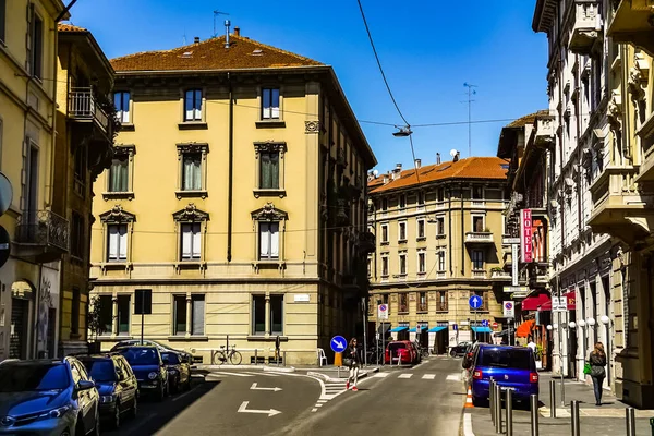 Milánó Utcai Panoráma Milánói Villamosokkal Gyalogosokkal Autókkal Egy Napsütéses Napon — Stock Fotó