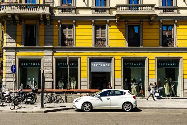 Milano Strada Panoramica Con Tram Pedoni Auto Una Giornata Sole — Foto Stock