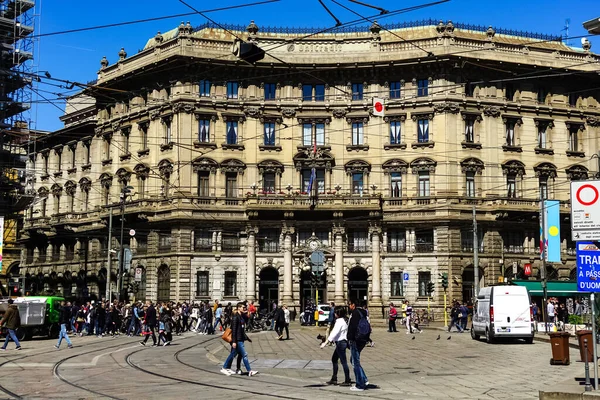 Milão Rua Panorama Com Bondes Milão Pedestres Carros Dia Ensolarado — Fotografia de Stock