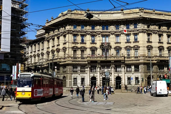 Milano Strada Panoramica Con Tram Pedoni Auto Una Giornata Sole — Foto Stock