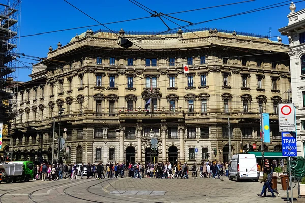 Milánó Utcai Panoráma Milánói Villamosokkal Gyalogosokkal Autókkal Egy Napsütéses Napon — Stock Fotó