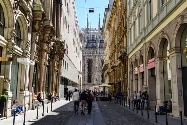 Milão Rua Panorama Com Bondes Milão Pedestres Carros Dia Ensolarado — Fotografia de Stock