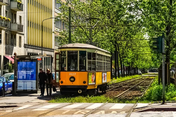 Milano Strada Panoramica Con Tram Pedoni Auto Una Giornata Sole — Foto Stock