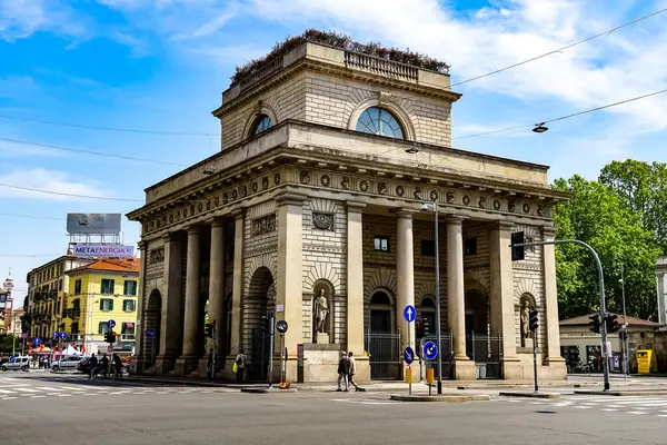 Milánó Utcai Panoráma Milánóban Villamosokkal Gyalogosokkal Autókkal Egy Napsütéses Napon — Stock Fotó