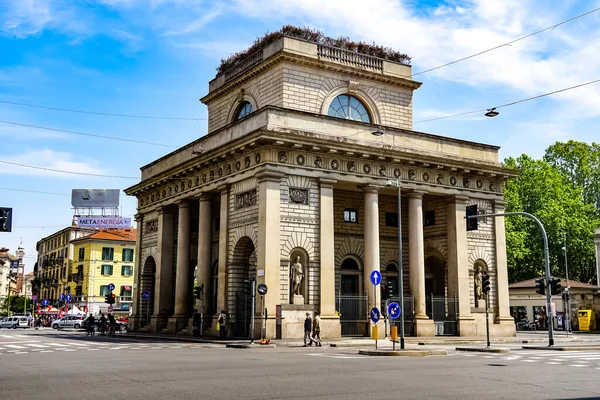 Milánó Utcai Panoráma Milánóban Villamosokkal Gyalogosokkal Autókkal Egy Napsütéses Napon — Stock Fotó