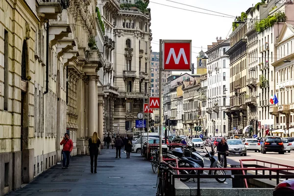 Milano Strada Panoramica Con Tram Pedoni Auto Una Giornata Sole — Foto Stock