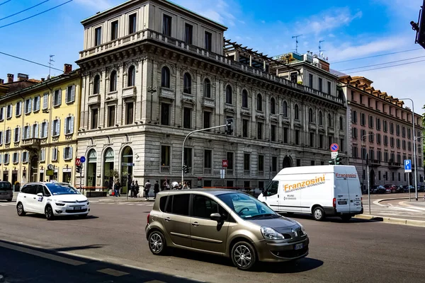 Milano Strada Panoramica Con Tram Pedoni Auto Una Giornata Sole — Foto Stock