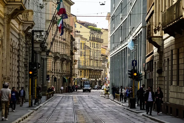 Mediolan Panorama Ulicy Mediolanu Tramwajów Pieszych Samochodów Słoneczny Dzień Mediolanie — Zdjęcie stockowe