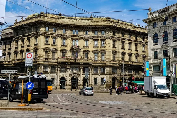 Mediolan Panorama Ulicy Mediolanu Tramwajów Pieszych Samochodów Słoneczny Dzień Mediolanie — Zdjęcie stockowe