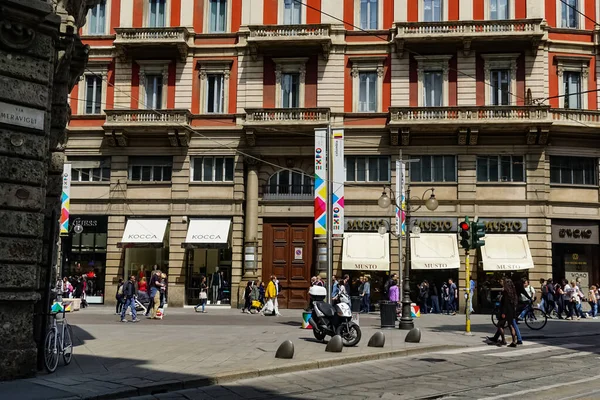 在意大利米兰的一个阳光灿烂的日子里 米兰街道上的全景尽收眼底 米兰有轨电车 行人和汽车 — 图库照片