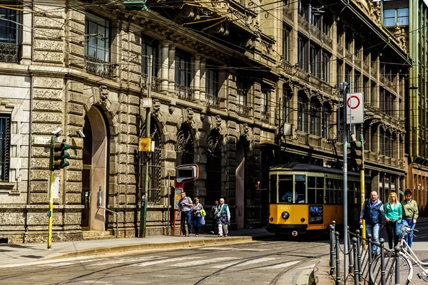 Milánó Utcai Panoráma Milánóban Villamosokkal Gyalogosokkal Autókkal Egy Napsütéses Napon — Stock Fotó