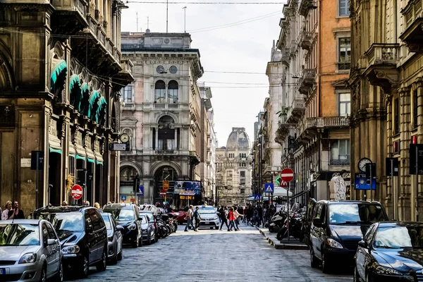 Panorama Rua Milão Com Bondes Pedestres Carros Milão Dia Ensolarado — Fotografia de Stock