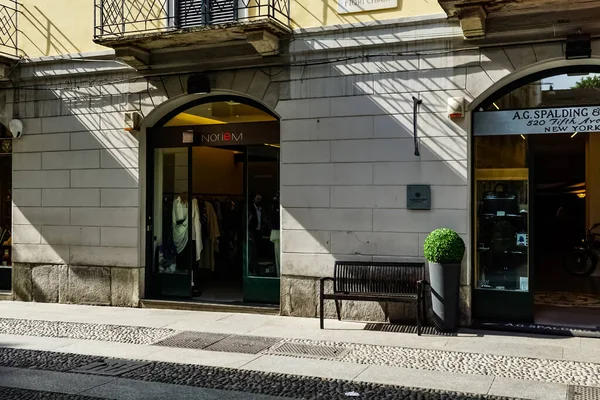 Panorama Rua Milão Com Bondes Pedestres Carros Milão Dia Ensolarado — Fotografia de Stock