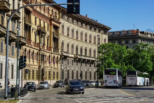 Milánó Utcai Panoráma Milánóban Villamosokkal Gyalogosokkal Autókkal Egy Napsütéses Napon — Stock Fotó