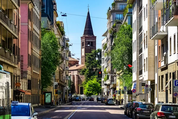 Milano Strada Panoramica Con Tram Pedoni Auto Una Giornata Sole — Foto Stock