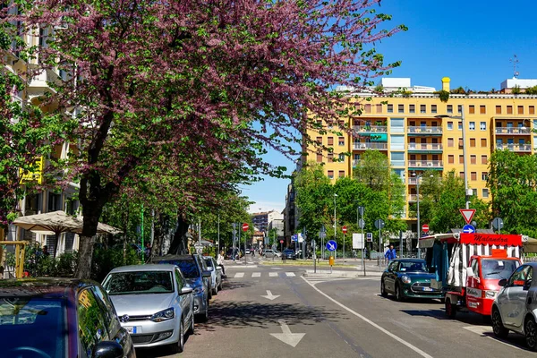 Mediolan Panorama Ulicy Mediolanu Tramwajów Pieszych Samochodów Słoneczny Dzień Mediolanie — Zdjęcie stockowe