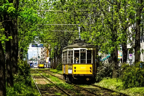 Mediolan Panorama Ulicy Mediolanu Tramwajów Pieszych Samochodów Słoneczny Dzień Mediolanie — Zdjęcie stockowe