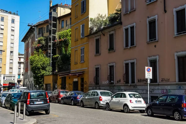 Milano Strada Panoramica Con Tram Pedoni Auto Una Giornata Sole — Foto Stock