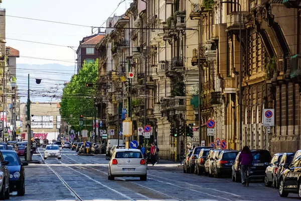 Panorama Rua Milão Com Bondes Pedestres Carros Milão Dia Ensolarado — Fotografia de Stock