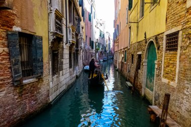 Venedik 'te küçük dar kanallar, botlar ve İtalya' daki köprülerin altında yüzen gondollarla dolu güzel bir gün..