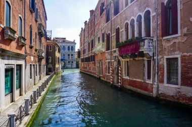 Venedik 'te küçük dar kanallar, botlar ve İtalya' daki köprülerin altında yüzen gondollarla dolu güzel bir gün..