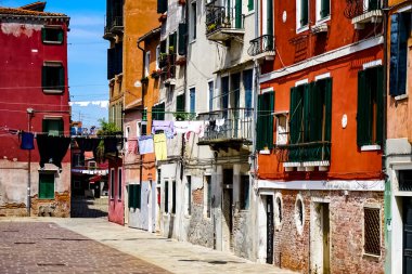 Venedik 'te küçük dar kanallar, botlar ve İtalya' daki köprülerin altında yüzen gondollarla dolu güzel bir gün..