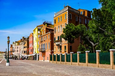 Venedik 'te küçük dar kanallar, botlar ve İtalya' daki köprülerin altında yüzen gondollarla dolu güzel bir gün..