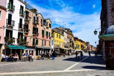 Venedik 'te küçük dar kanallar, botlar ve İtalya' daki köprülerin altında yüzen gondollarla dolu güzel bir gün..