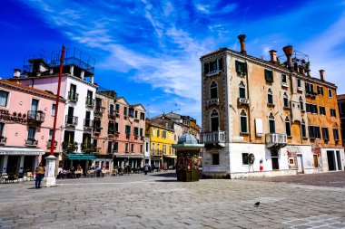 Venedik 'te küçük dar kanallar, botlar ve İtalya' daki köprülerin altında yüzen gondollarla dolu güzel bir gün..