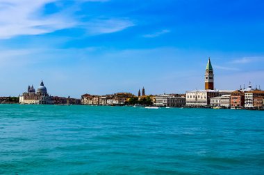 Venedik 'te küçük dar kanallar, botlar ve İtalya' daki köprülerin altında yüzen gondollarla dolu güzel bir gün..