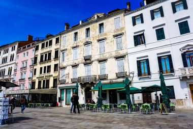 Venedik 'te küçük dar kanallar, botlar ve İtalya' daki köprülerin altında yüzen gondollarla dolu güzel bir gün..