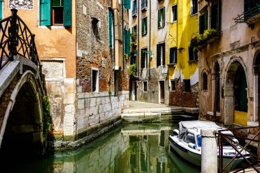 Venedik 'te küçük dar kanallar, botlar ve İtalya' daki köprülerin altında yüzen gondollarla dolu güzel bir gün..