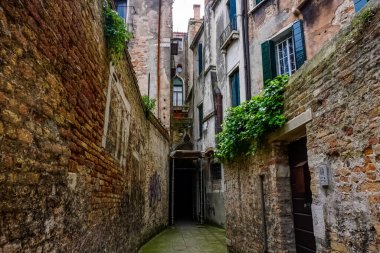 Venedik 'te küçük dar kanallar, botlar ve İtalya' daki köprülerin altında yüzen gondollarla dolu güzel bir gün..