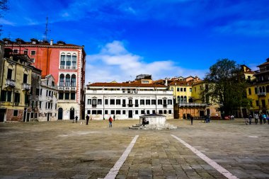 Venedik 'te küçük dar kanallar, botlar ve İtalya' daki köprülerin altında yüzen gondollarla dolu güzel bir gün..