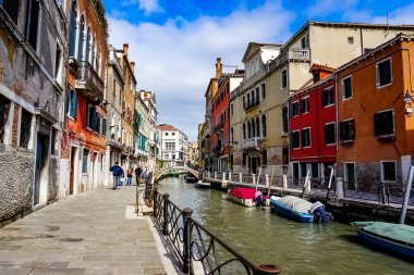 Venedik 'te küçük dar kanallar, botlar ve İtalya' daki köprülerin altında yüzen gondollarla dolu güzel bir gün..